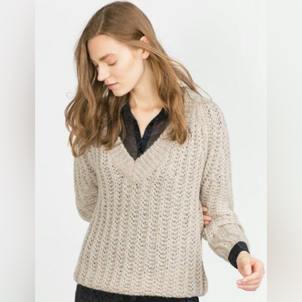 Zara Women's‎ V-Neck Alpaca Knit Sweater Size Medium Beige Long Sleeve Pullover